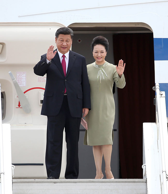 12月2日，国家主席习近平抵达南非首都比勒陀利亚，开始对南非进行国事访问。这是习近平和夫人彭丽媛向欢迎人群挥手致意。