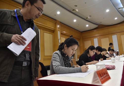 12月3日，在福建省福州市，纪检监察干部在进行知识测试。当日，福州市纪委组织本市160余名纪检监察干部进行《中国共产党廉洁自律准则》和《中国共产党纪律处分条例》知识测试，以此检验广大纪检干部学习两部新规的成果。近年来，福州市纪检监察部门不断加强纪检干部的业务能力和理论水平建设，通过多种形式不断提升纪检干部监督执纪问责的能力和水平，深入推进党风廉政建设和反腐败斗争。 新华社记者 宋为伟 摄