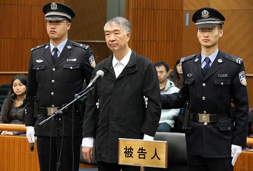 12月3日，被告人沈培平在法庭上。当日，北京市第一中级人民法院对云南省原副省长沈培平受贿案进行公开开庭宣判。法院认定沈培平犯受贿罪，判处有期徒刑12年，并处没收个人财产人民币200万元；在案扣押的房产变价后折抵赃款上缴国库，不足部分继续追缴。沈培平当庭表示服从判决，不上诉。