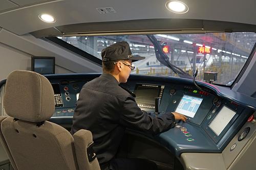 这是最高时速可达380km/h的CRH380D型动车驾驶室（12月3日摄）。
