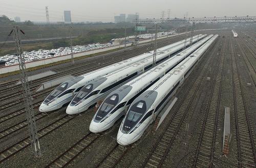 这是最高时速可达380km/h的CRH380D型动车（12月3日摄）。当日，记者从成都铁路局获悉，目前最高时速可达380km/h的CRH380D型动车组即将在成渝高铁投入运行，该动车组运用人性化设计理念，在安全和舒适度上都有所提高。