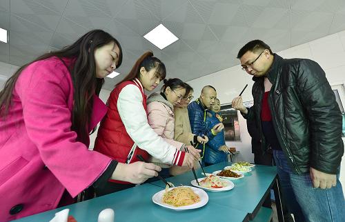 12月3日，在兰州铁路局银川客运段餐饮配送中心，受邀市民在品尝餐车的菜肴，以提出改良意见。