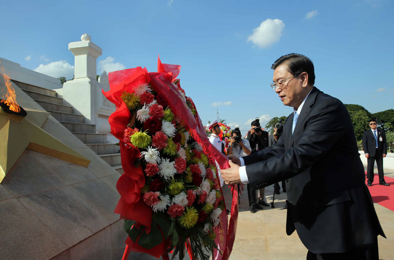 12月1日，中共中央政治局常委、全国人大常委会委员长张德江在万象向老挝无名烈士纪念碑敬献花圈。