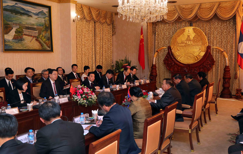 张德江会见老挝国家副主席本南_图片_中国政府网