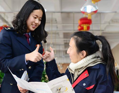 12月3日，石家庄桥西区国家税务局的工作人员（左）来到福利企业“百年巧匠”为残疾人宣讲税务助残的知识。当日，石家庄市桥西区国家税务局组织工作人员走进辖区福利企业进行宣讲走访，对于符合安置残疾员工系列政策条件的福利企业，实行限额即征即退增值税或减征营业税的办法，实现对残疾人就业的政策支持。