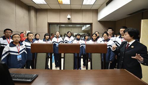 12月4日，50名来自山西太原市外国语学校的高一学生来到太原市人民检察院，实地参观并与青年检察官进行座谈，对宪法精神和检察机关法律监督职能进行更深入的理解和认识。这是检察院发言人在为学生做讲解。