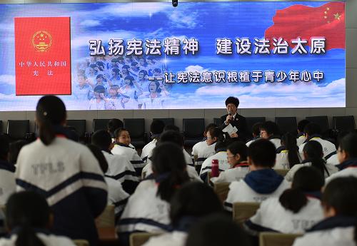 12月4日，50名来自山西太原市外国语学校的高一学生来到太原市人民检察院，实地参观并与青年检察官进行座谈，对宪法精神和检察机关法律监督职能进行更深入的理解和认识。这是学生在与检察院工作人员互动。