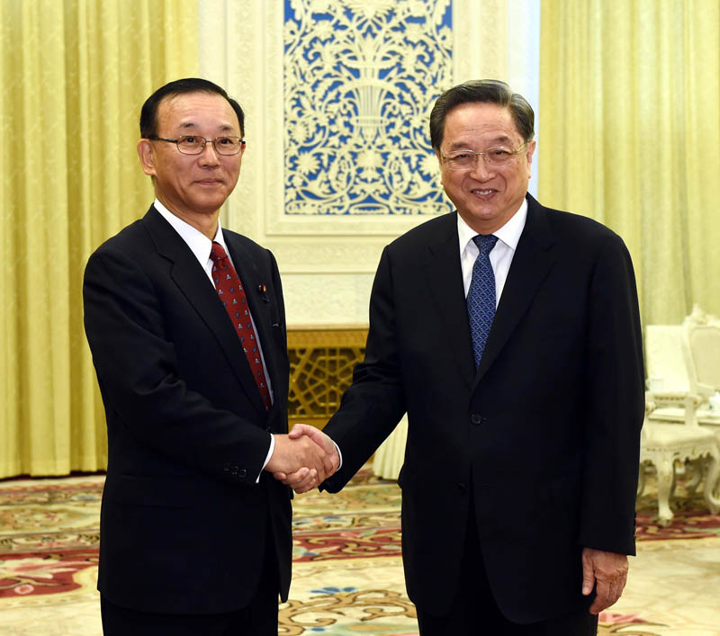 12月4日，中共中央政治局常委、全国政协主席俞正声在北京会见由自民党干事长谷垣祯一和公明党干事长井上义久率领的日本执政党代表团。这是俞正声与日本自民党干事长谷垣祯一握手。