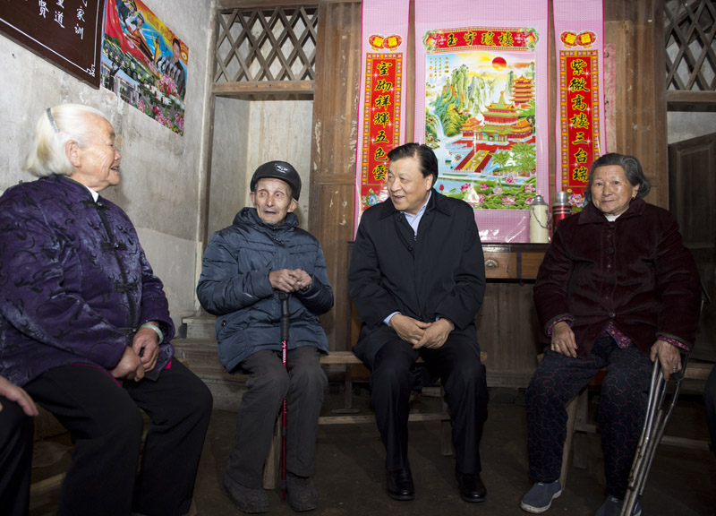 12月2日至4日，中共中央政治局常委、中央书记处书记刘云山在江西调研。这是12月2日，刘云山在九江市武宁县罗坪镇长水村看望当地贫困群众。