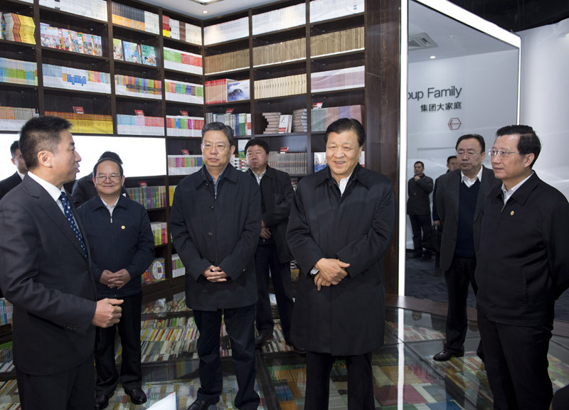 这是12月3日，刘云山在中文天地出版传媒股份有限公司调研了解江西省出版文化产业发展情况。