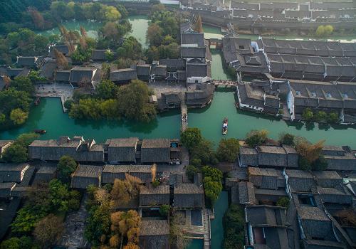 这是12月7日航拍的乌镇西栅景区的古镇秋色。
