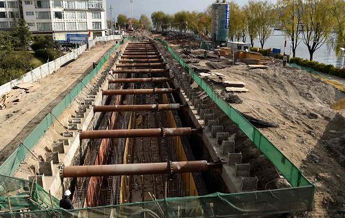 云南大理洱海边实施的洱海环湖截污工程（12月9日摄）。