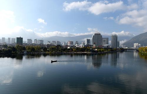 云南大理洱海和城市一景（12月9日摄）。