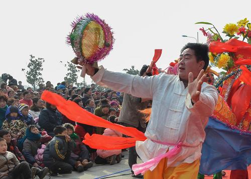 12月10日，文艺工作者在江苏省盱眙县天泉湖镇为群众表演。