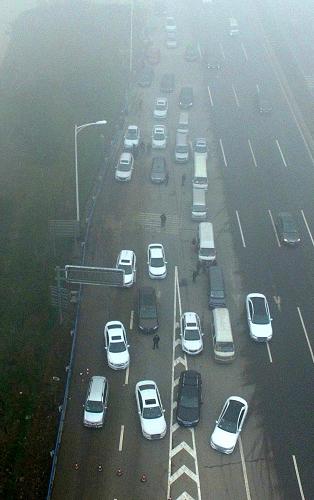 12月10日，车辆滞留在郑州市一处高速入口外。