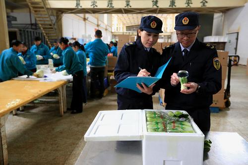 12月11日，昆明机场检验检疫局的工作人员在云南晨农集团（嵩明）冷链物流配送中心对农产品进行抽样检验。为防止外来有害生物传入和云南珍稀物种资源传出，云南昆明机场检验检疫局转变工作职能和工作重心，采取加强宣传教育、联动技术部门、提高疫病疫情检出率等举措，严守国门生物安全，取得明显成效。今年1-11月，昆明机场检验检疫局共检验检疫进境种苗674批、370.02吨，检验检疫进境食用水生动物及其产品3146批、3322.86吨，截获旅客禁止进境物1748批次、7900千克，发现症状旅客955人、确诊62例，为国家挽回巨大的潜在经济损失，有效保护了云南农业生产、生态环境和旅游资源。新华社记者 李明放 摄