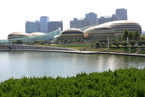 这是位于河南省郑州市郑东新区的河南艺术中心（2012年10月11日摄）。新华社记者 李安 摄