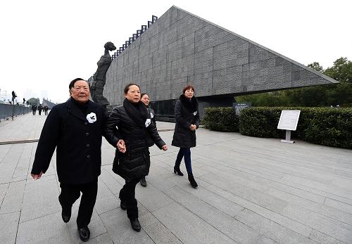 12月13日，南京大屠杀幸存者代表夏淑琴（左）参加南京大屠杀死难者国家公祭仪式。