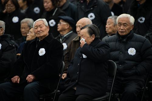 12月13日，南京大屠杀幸存者代表参加南京大屠杀死难者国家公祭仪式，夏淑琴（右三）在仪式上擦泪。