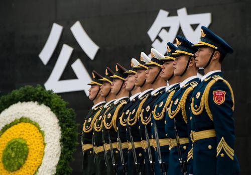 这是12月13日拍摄的南京大屠杀死难者国家公祭仪式现场。