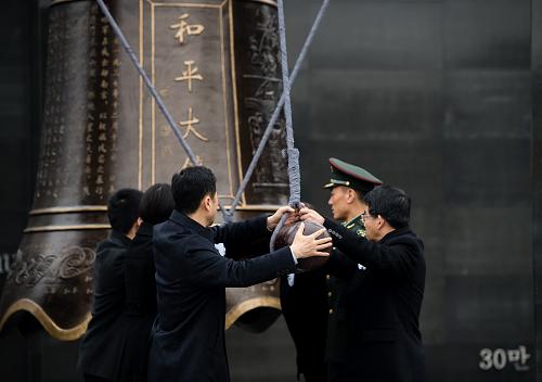 12月13日，南京大屠杀死难者国家公祭仪式现场敲响和平大钟。
