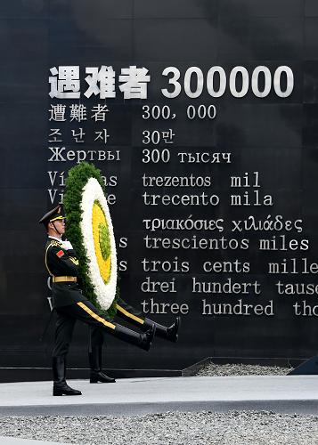 12月13日，武警战士向30万遇难同胞敬献花圈。