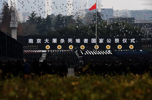 12月13日，南京大屠杀死难者国家公祭仪式上放飞和平鸽。