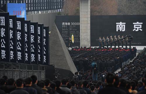 这是12月13日拍摄的南京大屠杀死难者国家公祭仪式现场。