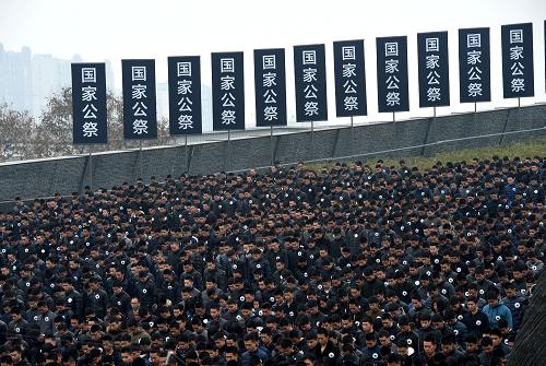 12月13日，南京大屠杀死难者国家公祭仪式现场举行集体默哀。