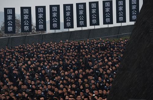 12月13日，南京各界人士参加南京大屠杀死难者国家公祭仪式。