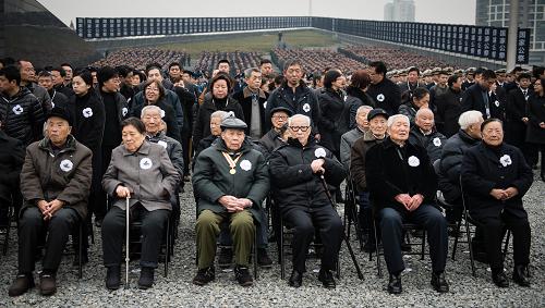 12月13日，17名南京大屠杀幸存者代表参加南京大屠杀死难者国家公祭仪式。