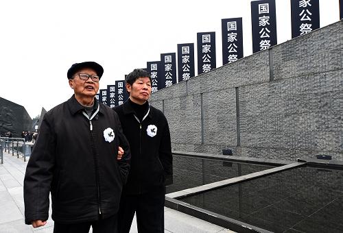12月13日，南京大屠杀幸存者代表向远松（左）参加南京大屠杀死难者国家公祭仪式。