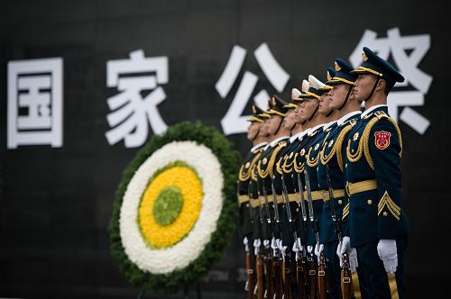 这是12月13日拍摄的南京大屠杀死难者国家公祭仪式现场。当日是第二个南京大屠杀死难者国家公祭日，南京大屠杀死难者国家公祭仪式在侵华日军南京大屠杀遇难同胞纪念馆举行。