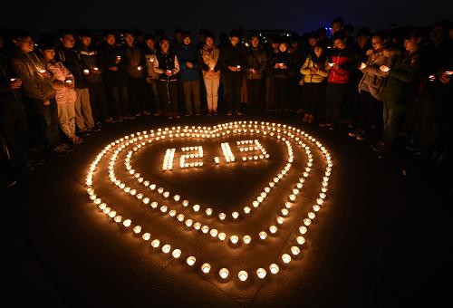 12月12日，同学们为南京大屠杀遇难同胞默哀祈祷。当晚，南京东南大学的同学在校园举行“烛光祭”活动，悼念南京大屠杀遇难同胞。同学们点燃摆成心形图案和“12·13”字样的蜡烛，在烛光中默哀祈祷，朗诵诗文，开展演讲，表达对南京大屠杀遇难同胞的哀思，誓言“牢记历史，不忘国耻，凝聚力量，圆梦中华”。