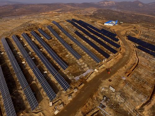 这是12月11日航拍建设中的河北省临城县下峪42兆瓦光伏发电项目（扶贫电站12兆瓦商业电站30兆瓦）。