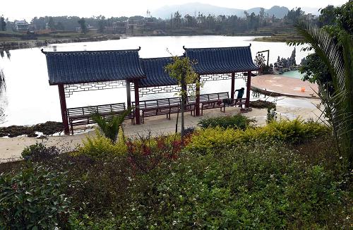 这是环境优美的砚山县盘龙乡法土龙村休闲场所（12月10日摄）。