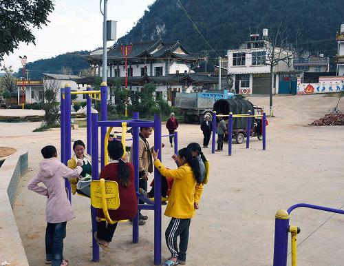 砚山县盘龙乡白石岩村的群众在休闲健身广场上活动（12月10日摄）。