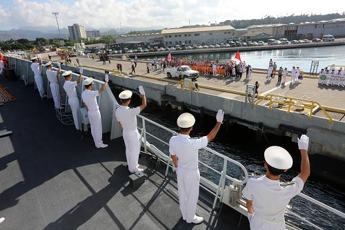 12月13日，在美国夏威夷珍珠港，中国海军152舰艇编队士兵向欢迎人群挥手致意。当天上午，中国海军152舰艇编队抵达夏威夷珍珠港，开始对美国进行为期5天的友好访问。