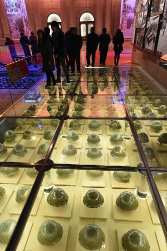 这是新馆“法西斯的投降”展区展示的近300顶日军各式头盔（12月14日摄）。