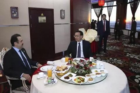 2014年12月15日，哈萨克斯坦首都阿斯塔纳，李克强与马西莫夫在北京大厦共进早餐。