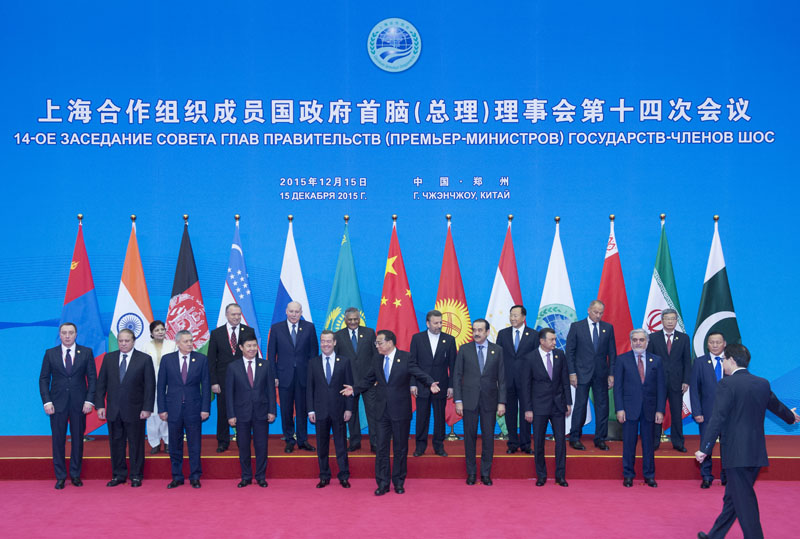15日上午，李克强总理在郑州国际会展中心与出席上海合作组织成员国政府首脑（总理）理事会第14次会议的成员国、观察员国领导人和国际组织负责人集体合影。