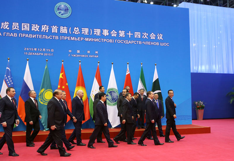 15日上午，李克强总理在郑州国际会展中心与出席上海合作组织成员国政府首脑（总理）理事会第14次会议的成员国、观察员国领导人和国际组织负责人集体合影。