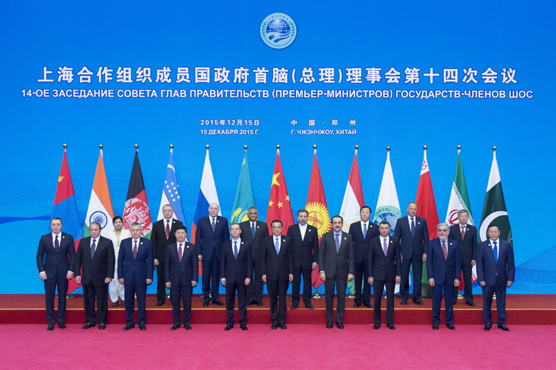 15日上午，李克强总理在郑州国际会展中心与出席上海合作组织成员国政府首脑（总理）理事会第14次会议的成员国、观察员国领导人和国际组织负责人集体合影。