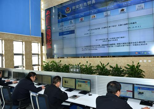 12月14日，淮安市公安局阳光警务平台工作人员在值班。今年年初，江苏省淮安市公安局依托互联网推出集“权威发布”、“网上办事”、“诉求办理”、“执法公开”为一体的24小时阳光警务平台，让群众“看看网页即可获得警务资讯、点点鼠标即可完成事项办理、敲敲键盘即可提交诉求意见”。2015年1月9日平台上线运行至今，已办理群众诉求1.08万件，公开案件进程4.1万起，办理网上服务事项4.3万件，发布各类警方资讯0.85万条，接处警满意率达93.9%。新华社发（周洪明 摄）