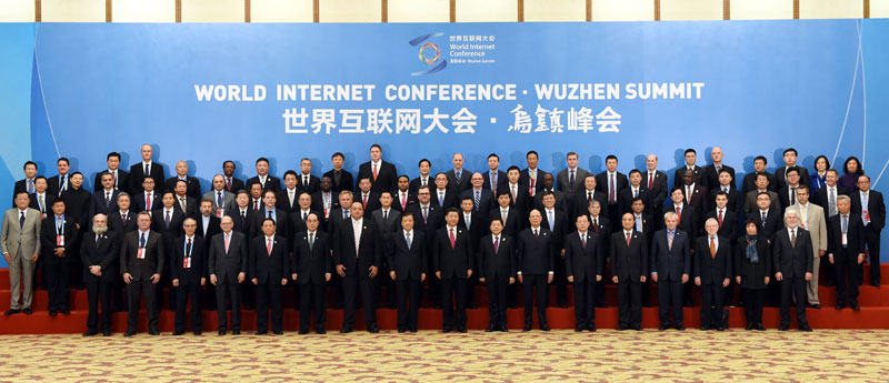 12月16日，第二届世界互联网大会在浙江省乌镇开幕。国家主席习近平出席开幕式并发表主旨演讲。这是开幕式前，习近平同与会嘉宾集体合影。新华社记者 饶爱民 摄