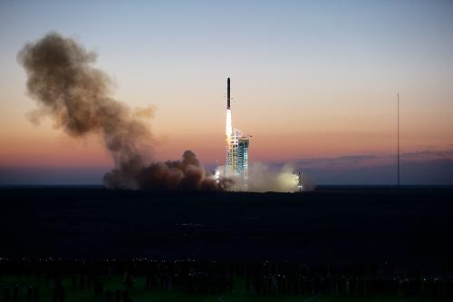 12月17日，搭载暗物质粒子探测卫星的长征二号丁运载火箭升空。新华社记者 金立旺 摄