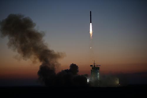 12月17日，搭载暗物质粒子探测卫星的长征二号丁运载火箭升空。当日8时12分，我国在酒泉卫星发射中心用长征二号丁运载火箭成功将名为“悟空”的暗物质粒子探测卫星送入太空。新华社记者 金立旺 摄