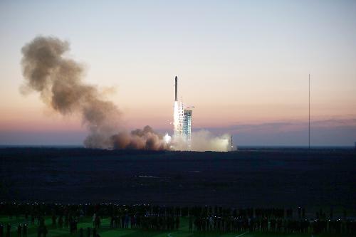 12月17日，搭载暗物质粒子探测卫星的长征二号丁运载火箭升空。新华社记者 金立旺 摄