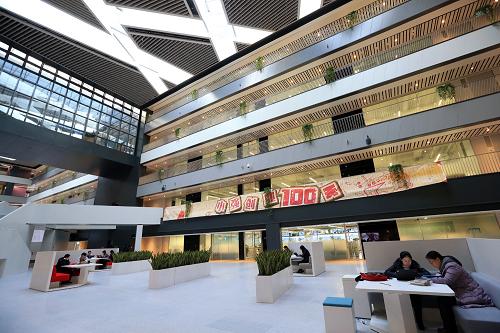 新建的联想全球总部园区内部设计通透，宽敞明亮（12月16日摄）。新华社记者 李明放 摄