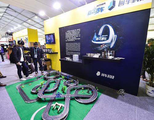 这是博览会现场展示的用脑电波控制的玩具赛车（12月17日摄）。新华社记者 徐昱 摄